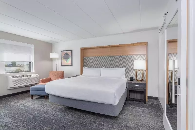キングサイズベッドのスタンダードルーム, Holiday Inn   Columbus, An Ihg