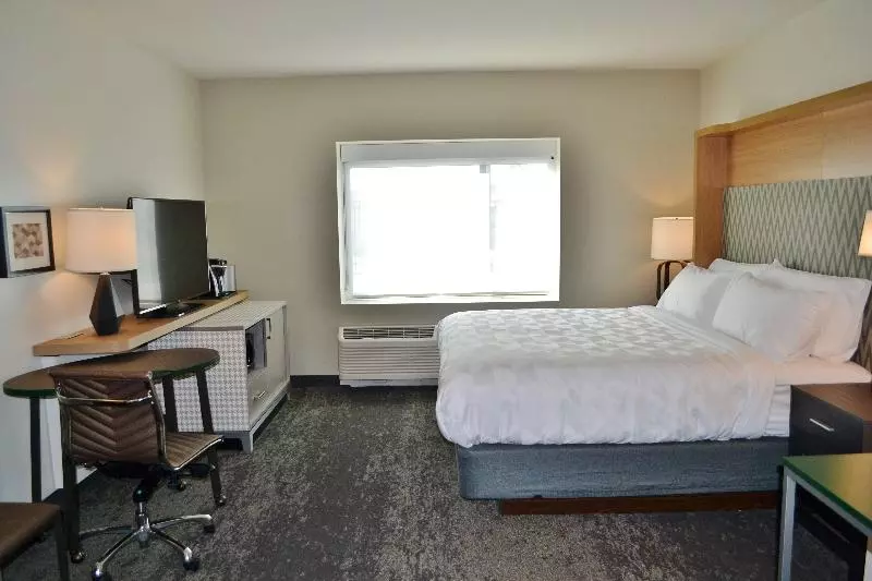 キングサイズベッドのスイートルーム, Holiday Inn   Columbus, An Ihg