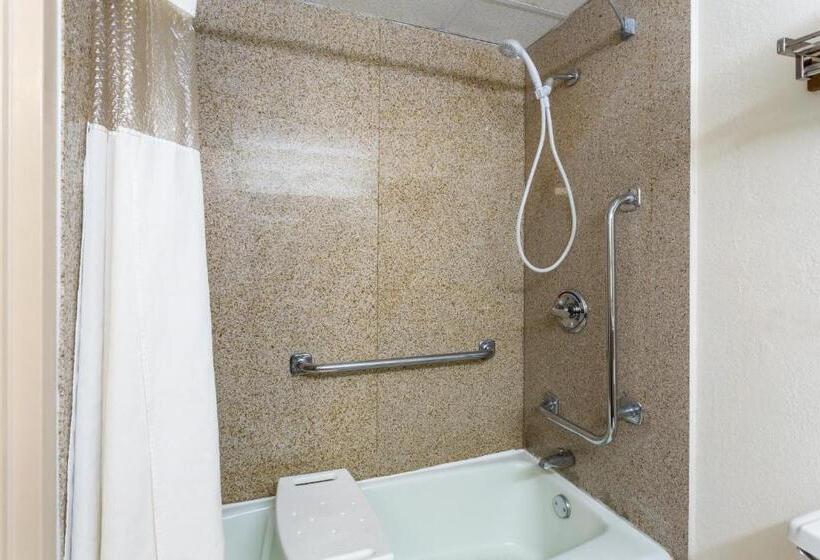 Номер Deluxe Адаптированный для Инвалидов, Baymont By Wyndham Queensbury/lake George