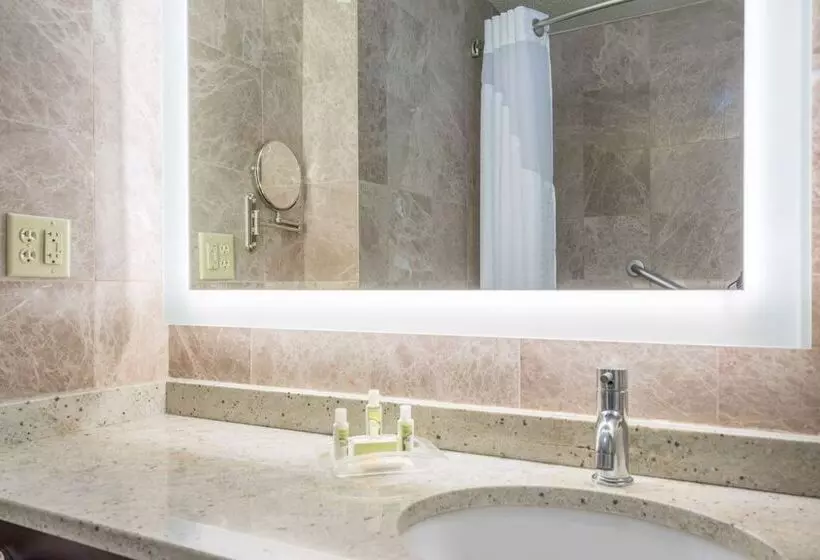 اتاق استاندارد با 2 تخت دوبل, Holiday Inn Cape Cod   Hyannis, An Ihg