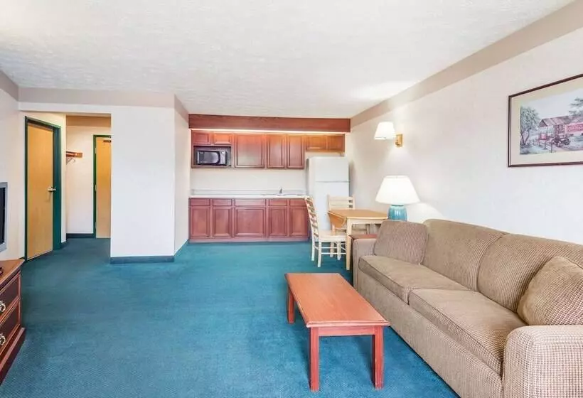スイート, Ramada By Wyndham Strasburg Dover