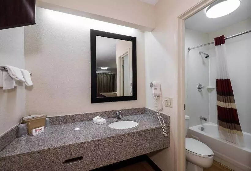 اتاق سوپریور با تخت بزرگ, Red Roof Inn Dayton Fairborn/ Nutter Center