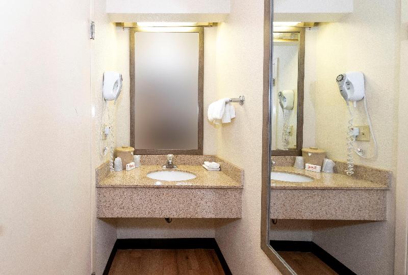 غرفة ديلوكس, Red Roof Inn Tinton Falls  Jersey Shore