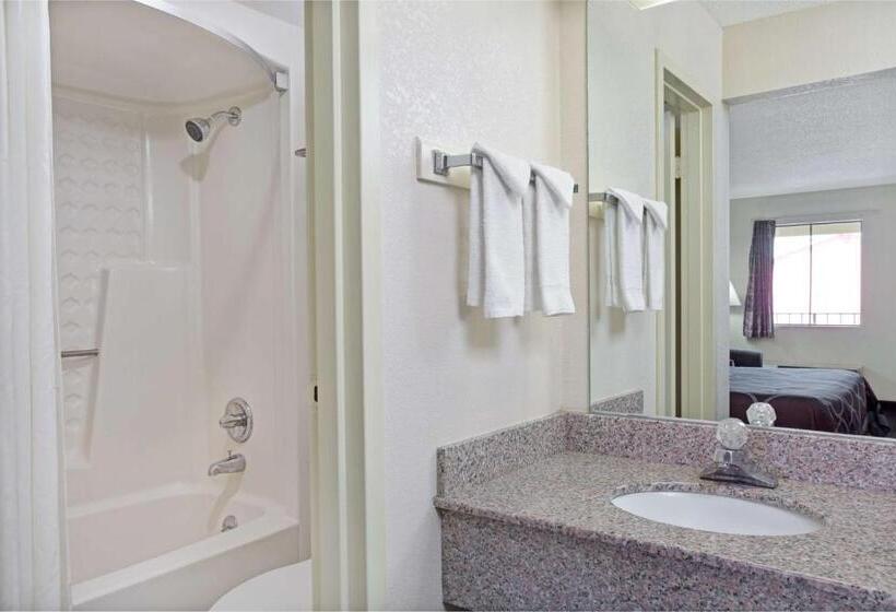 غرفة قياسية سرير كينج, Super 8 By Wyndham Suwanee