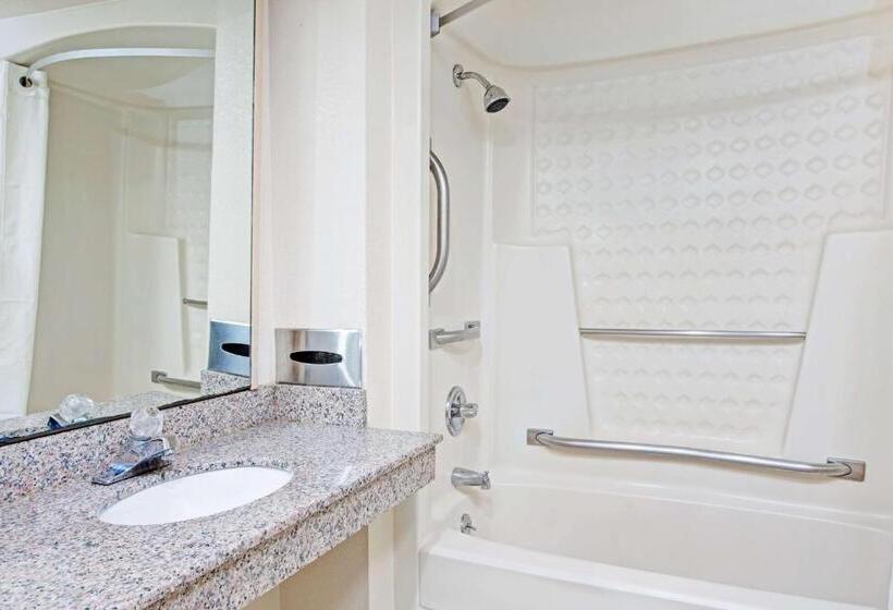 غرفة قياسية سرير كينج لذوى الإحتياجات الخاصة, Super 8 By Wyndham Suwanee