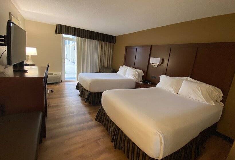 غرفه قياسيه سريرين مزدوجين, Wyndham Garden Warsaw