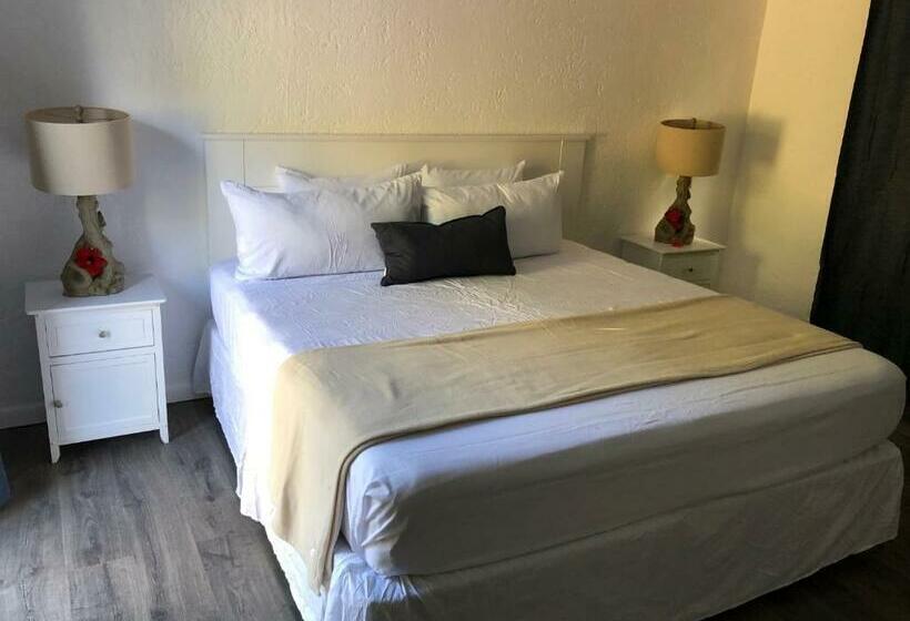 Deluxe Triple Room, The Sunset Cove And Rainbow Room