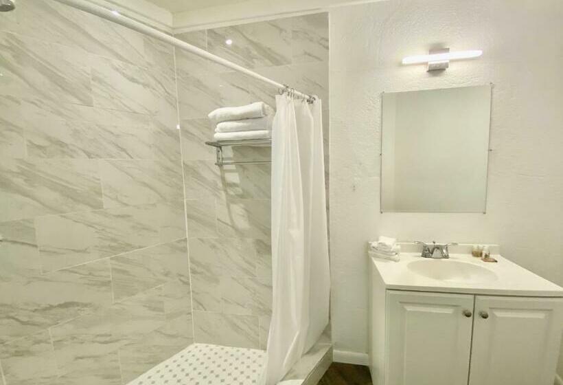 Standard Room King Size Bed, The Sunset Cove And Rainbow Room