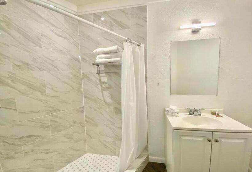 Deluxe Triple Room, The Sunset Cove And Rainbow Room