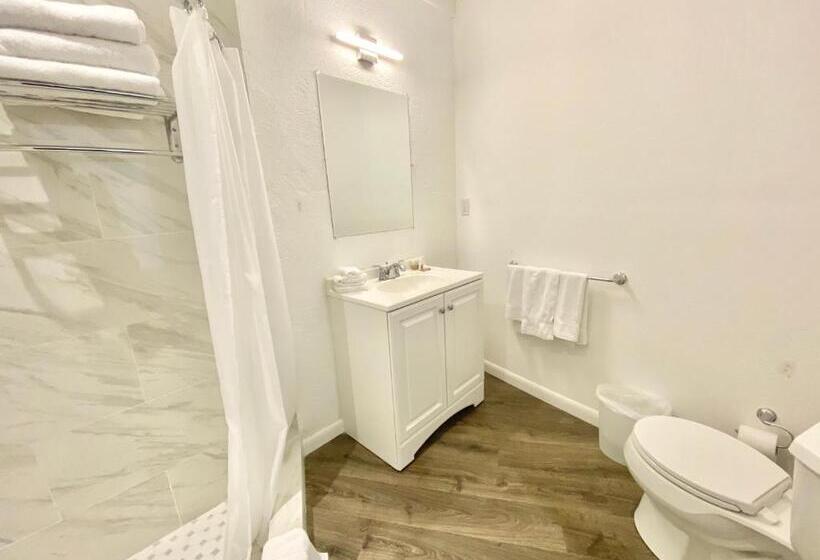 Standard Room King Size Bed, The Sunset Cove And Rainbow Room