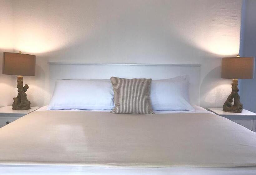 Deluxe Room King Size Bed, The Sunset Cove And Rainbow Room