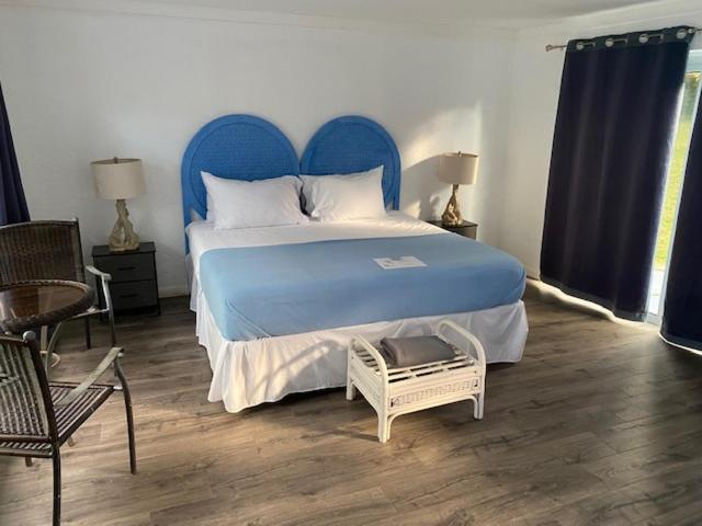 Suite King Bed, The Sunset Cove And Rainbow Room