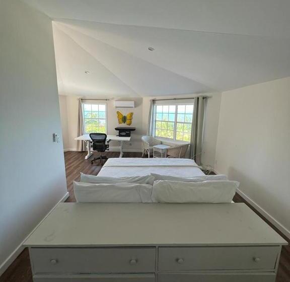 Suite King Bed, The Sunset Cove And Rainbow Room