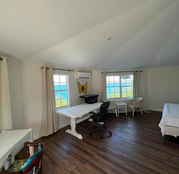 Suite King Bed, The Sunset Cove And Rainbow Room