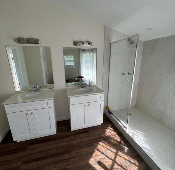 Suite King Bed, The Sunset Cove And Rainbow Room