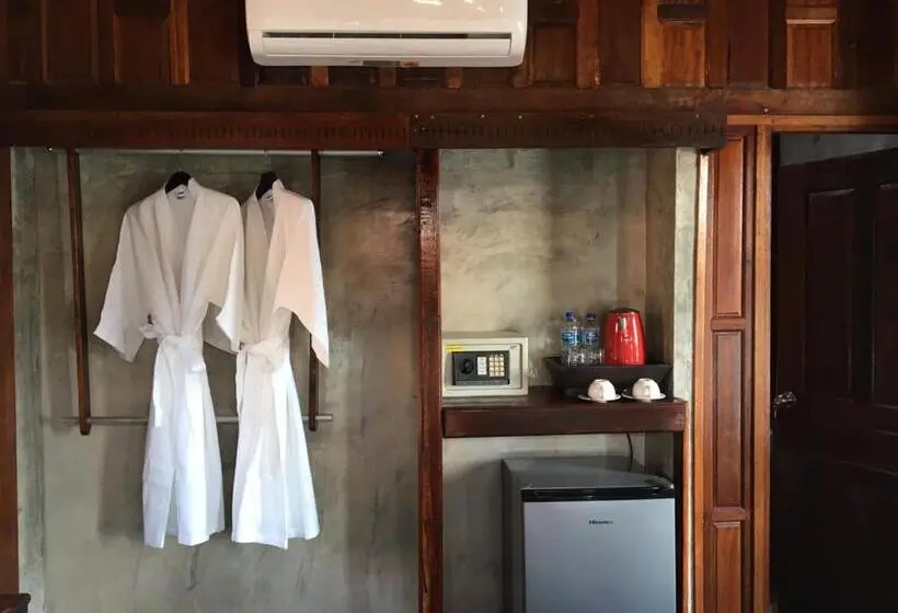 اتاق استاندارد با چشم‌انداز دریاچه, Tara Beach Resort Udonthani