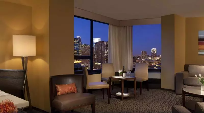 キングサイズベッドのクラブルーム, Sheraton Minneapolis Downtown Convention Center