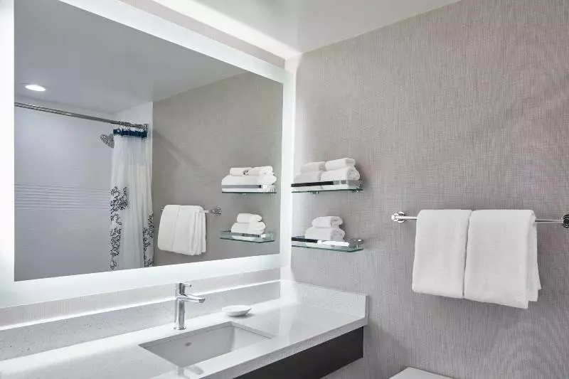 キングサイドベッドのスタンダードワンルーム, Residence Inn By Marriott Rochester West Greece