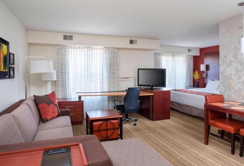带大床的标准工作室, Residence Inn Rockford