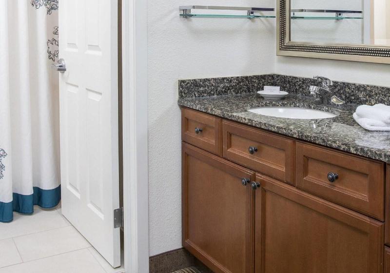 带大床的标准工作室, Residence Inn Rockford