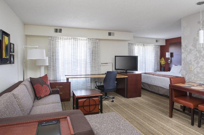 带大床的标准工作室, Residence Inn Rockford
