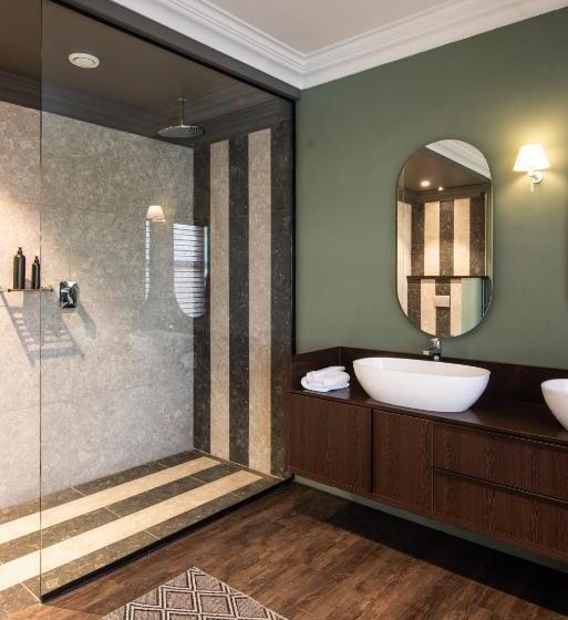 ジュニアスイート, The Feather Hill Boutique