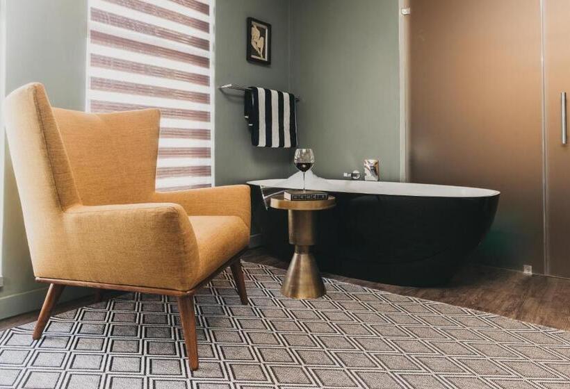 ジュニアスイート, The Feather Hill Boutique