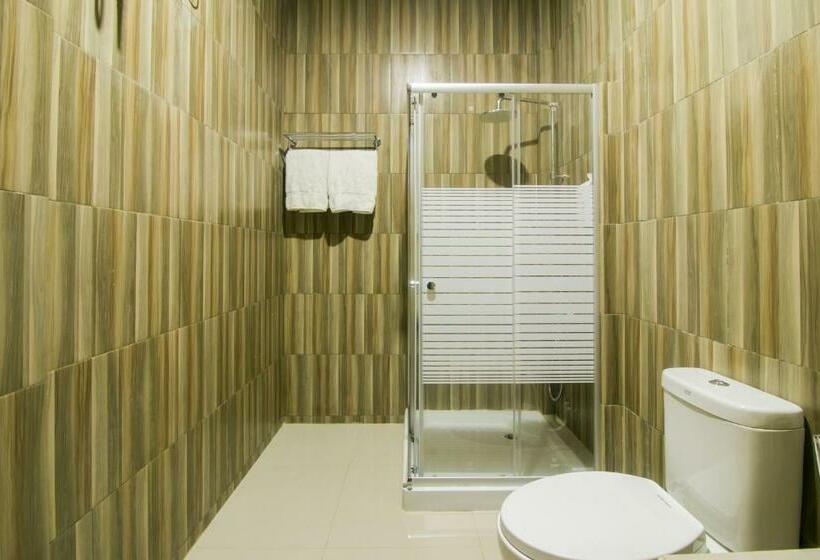 Delüks Süit, Oyo 1667 Edotel Smkn 1 Pacet