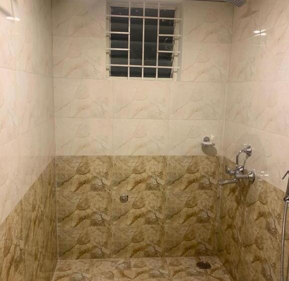 غرفة عائلية, Airport City