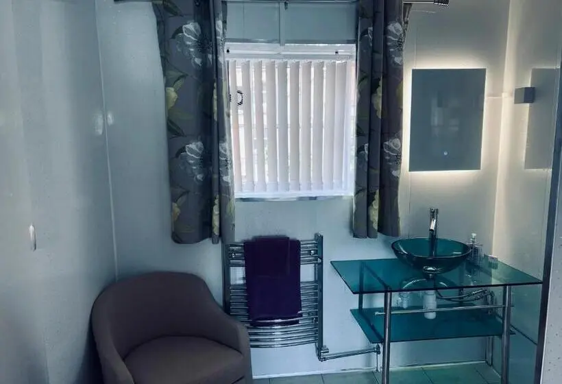 スタンダードシングルルーム, The Mallards