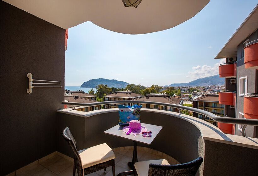 اتاق استاندارد سه تخته با بالکن, Grand Alisa Hotel – Ex.royalisa