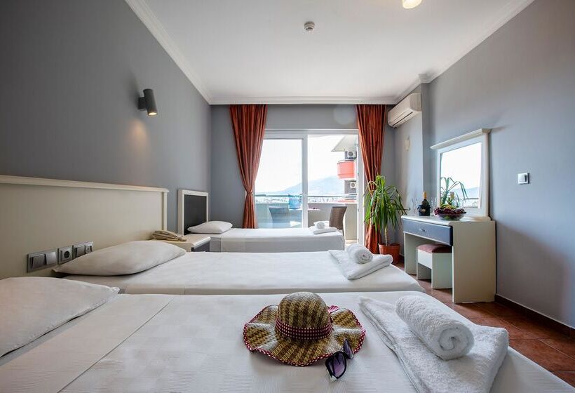 Habitación Triple Estándar con Balcón, Grand Alisa Hotel – Ex.royalisa