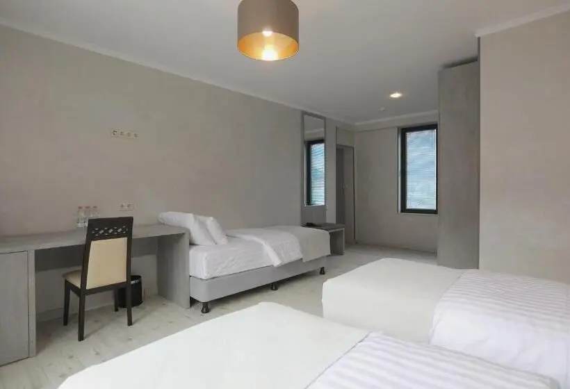 اتاق استاندارد سه نفره, Sunset Terrace Mestia