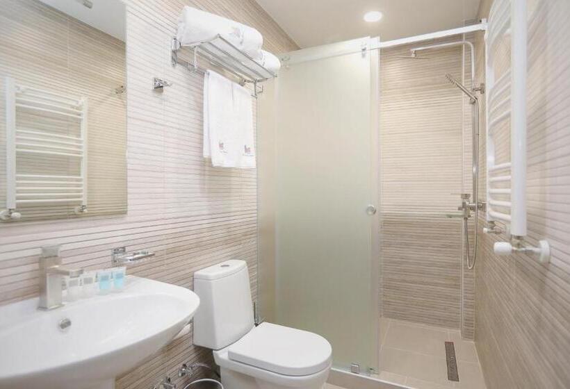 اتاق استاندارد سه نفره, Sunset Terrace Mestia