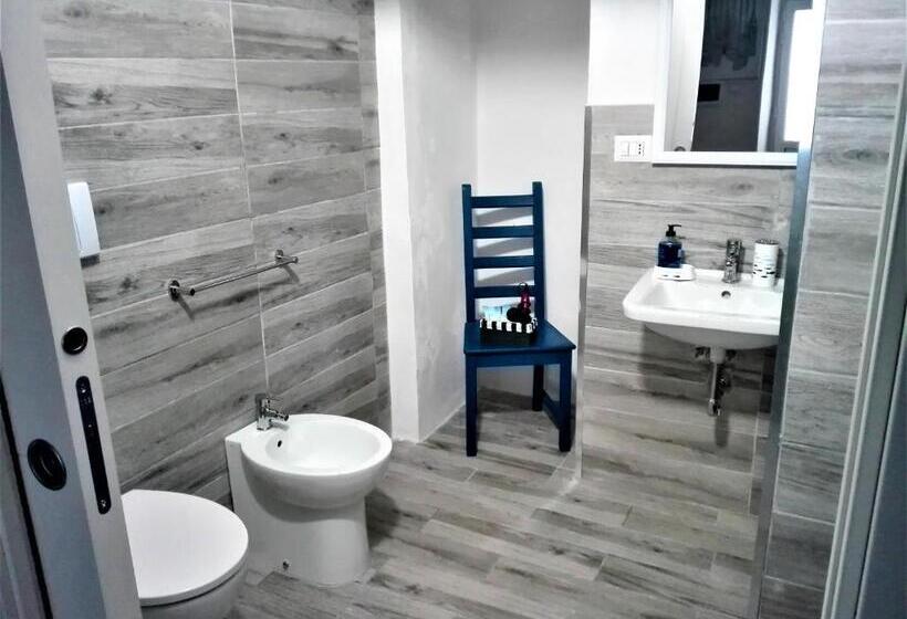 اتاق اکونومی, Only For Two Giumbabulla