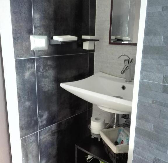 سوئیت با بالکن, Only For Two Giumbabulla