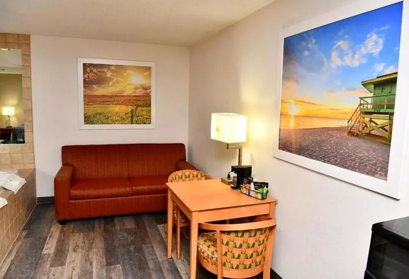Sviitti King-vuode, Days Inn & Suites By Wyndham Kaukauna Wi