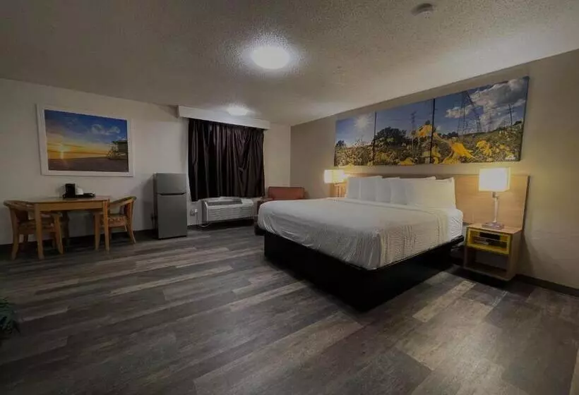 Sviitti King-vuode, Days Inn & Suites By Wyndham Kaukauna Wi