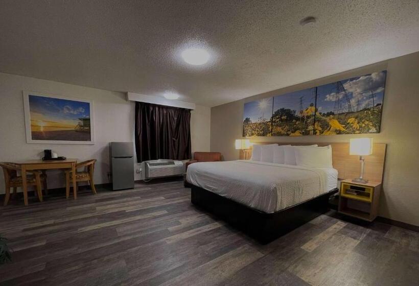 Люкс Кровать Кинг, Days Inn & Suites By Wyndham Kaukauna Wi