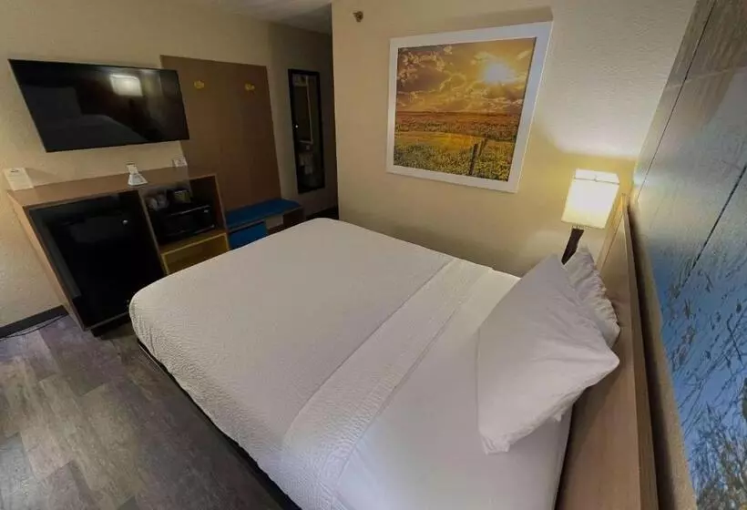 Standard-invahuone, Days Inn & Suites By Wyndham Kaukauna Wi