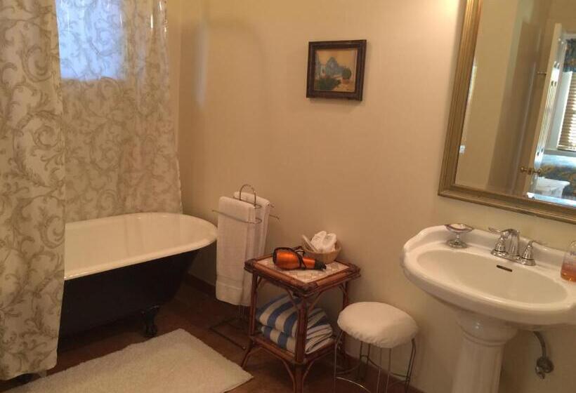 جناح, Secret Garden Inn & Cottages