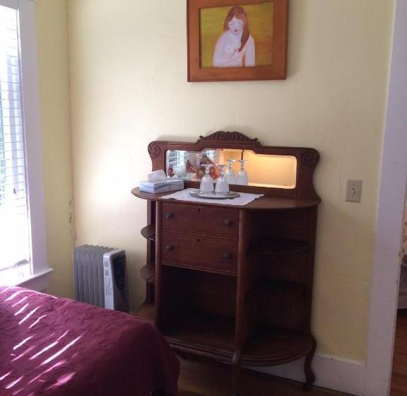 جناح, Secret Garden Inn & Cottages