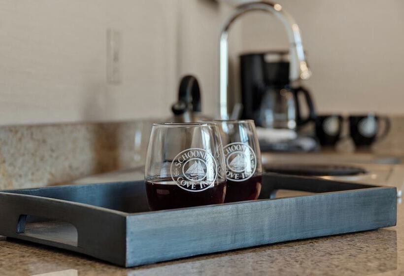 إستوديو قياسى, Schooner S Cove Inn