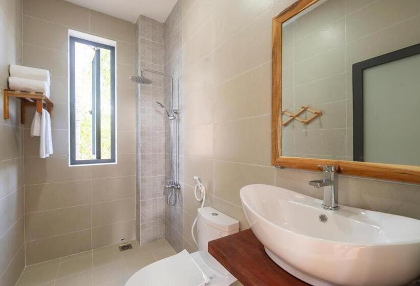 اتاق استاندارد سه تخته با چشمانداز باغ, Aurora House