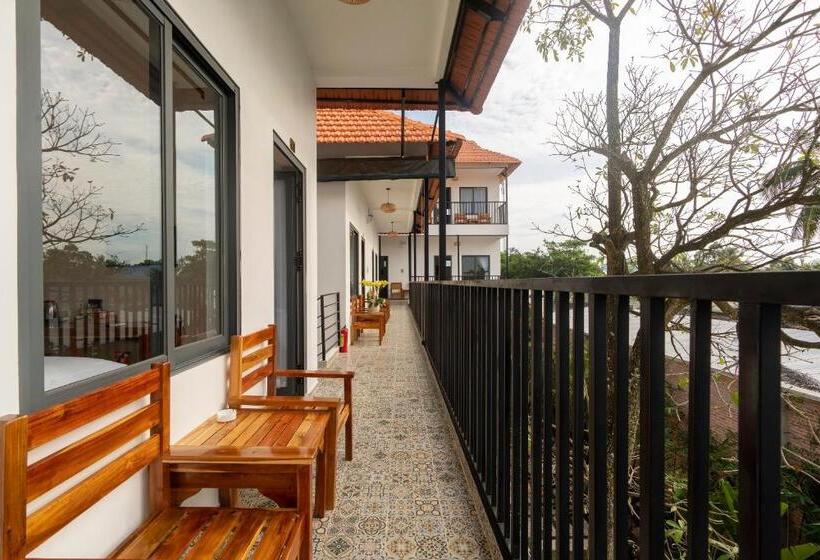 اتاق استاندارد سه تخته با چشمانداز باغ, Aurora House