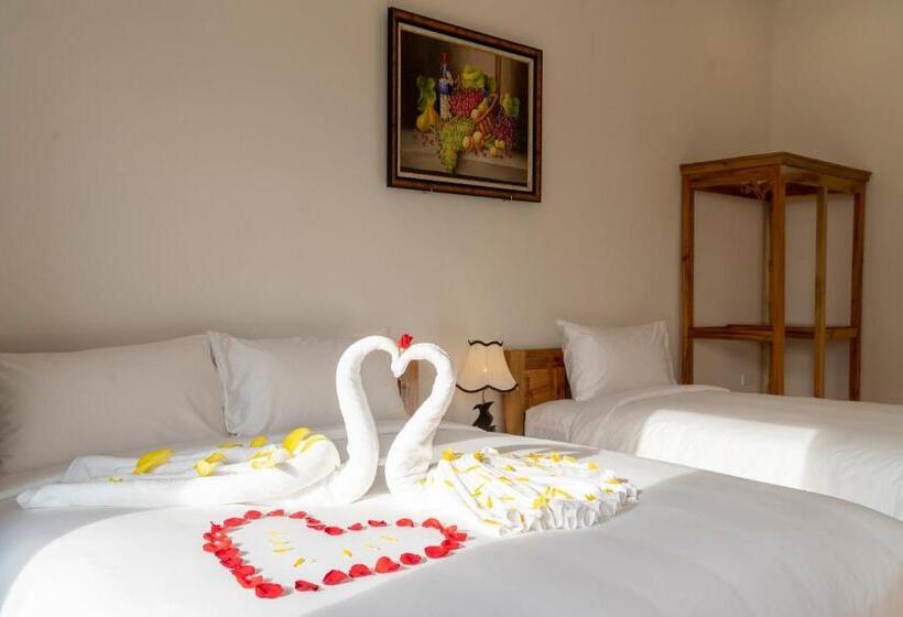 اتاق استاندارد سه تخته با چشمانداز باغ, Aurora House