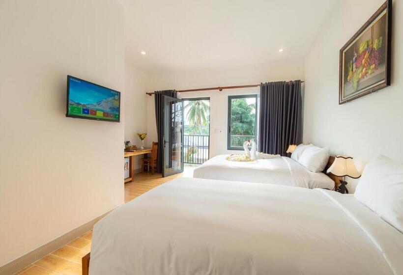 اتاق استاندارد سه تخته با چشمانداز باغ, Aurora House