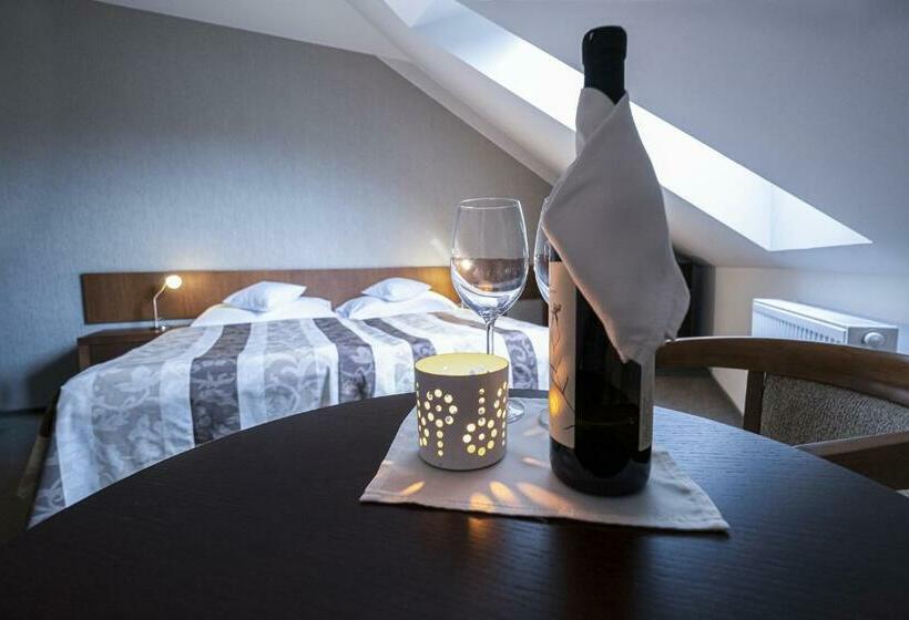 غرفة دور أخير, Mario