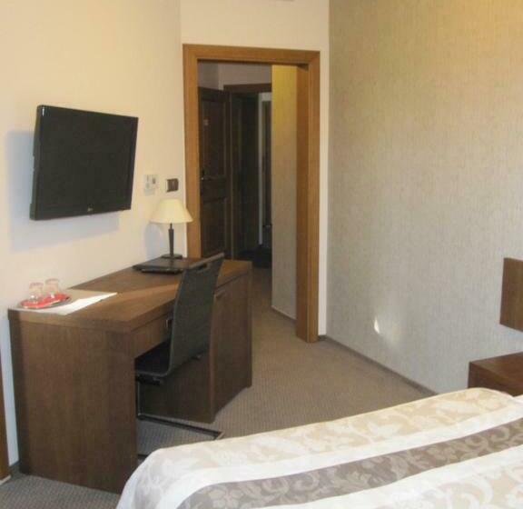 غرفة دور أخير, Mario