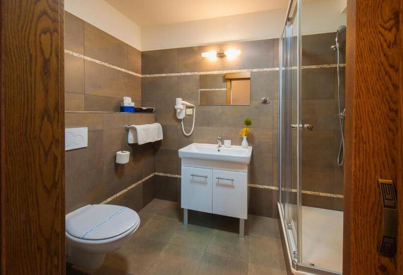 غرفة دور أخير, Mario